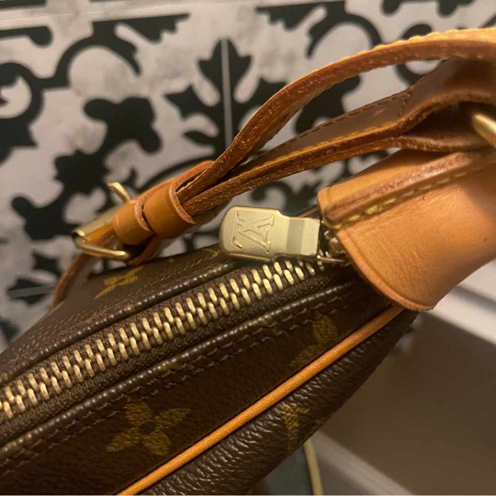 EUC Louis Vuitton Boulogne 35 - Picture 10 of 13